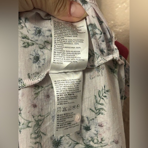 H&M Blouse with Green and Pink Floral Design with butterflies Size Large - Picture 7 of 7